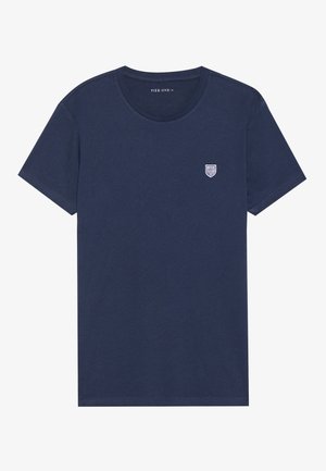 Mørkeblå bomull T-skjorte med rund hals, korte ermer og en liten skjoldlogo på øvre venstre side. Glatt tekstur, enkelt design.