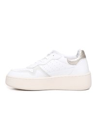 Sneaker bianca in pelle con suola in gomma testurizzata, dettaglio in argento sul tallone e perforazioni sui lati. Design con punta arrotondata.