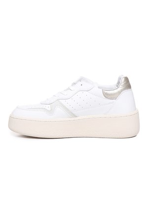 Sneaker bianca in pelle con suola in gomma testurizzata, dettaglio in argento sul tallone e perforazioni sui lati. Design con punta arrotondata.