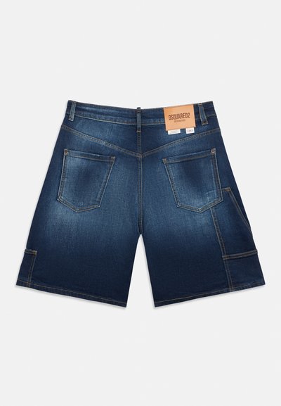 Σκούρα σορτς από τζιν με ίσια κοπή, διαθέσιμα με δύο πίσω τσέπες και μία πλαϊνή. Ραφές διακοσμητικές και δερμάτινη ετικέτα με το λογότυπο στη μέση.