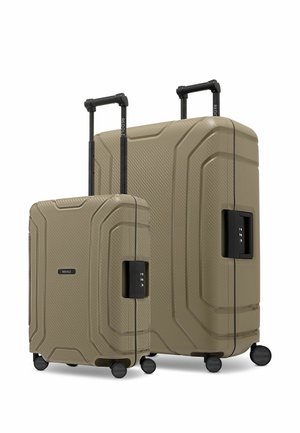 Zwei beige Hartschalenkoffer mit strukturierter Oberfläche, ausgezogenen schwarzen Griffen, vier Rollen und eingebauten Zahlenschlössern auf weißem Hintergrund.