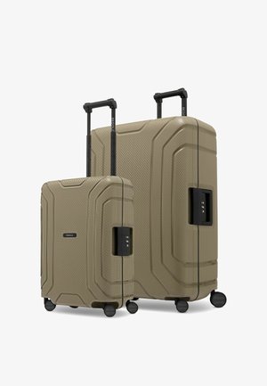 Zwei beige Hartschalenkoffer mit strukturierter Oberfläche, ausgezogenen schwarzen Griffen, vier Rollen und eingebauten Zahlenschlössern auf weißem Hintergrund.