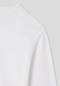 Biały sweter z teksturowanym, prążkowanym dekoltem. Miękka, lekko szczotkowana tkanina i luźny krój. Widoczne szwy wzdłuż szwu ramion.