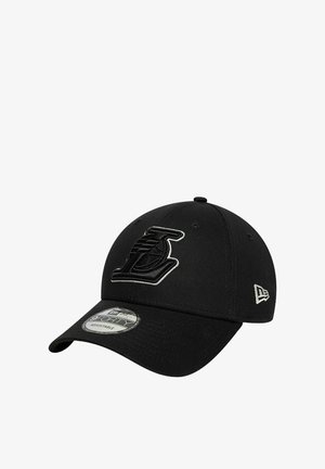 Schwarze Baseballmütze aus strukturiertem Stoff, mit einem erhabenen schwarzen Logo und weißen Akzentnähten. Verstellbare Passform mit einem gebogenen Schirm.