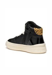 Sneaker alte in pelle verniciata nera con lacci bianchi, zip laterale e dettagli a stampa leopardata sul tallone. Suola in gomma crema.