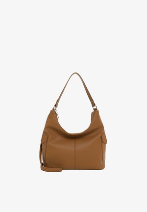 Bolso de hombro de cuero marrón con un asa corta, bolsillos laterales con solapas y una correa larga desmontable sobre un fondo blanco.