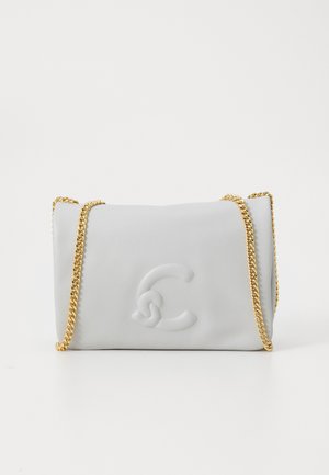 Sac à main en cuir blanc avec un logo en relief, rabat et une chaîne dorée. Le design est compact et structuré avec une texture lisse.