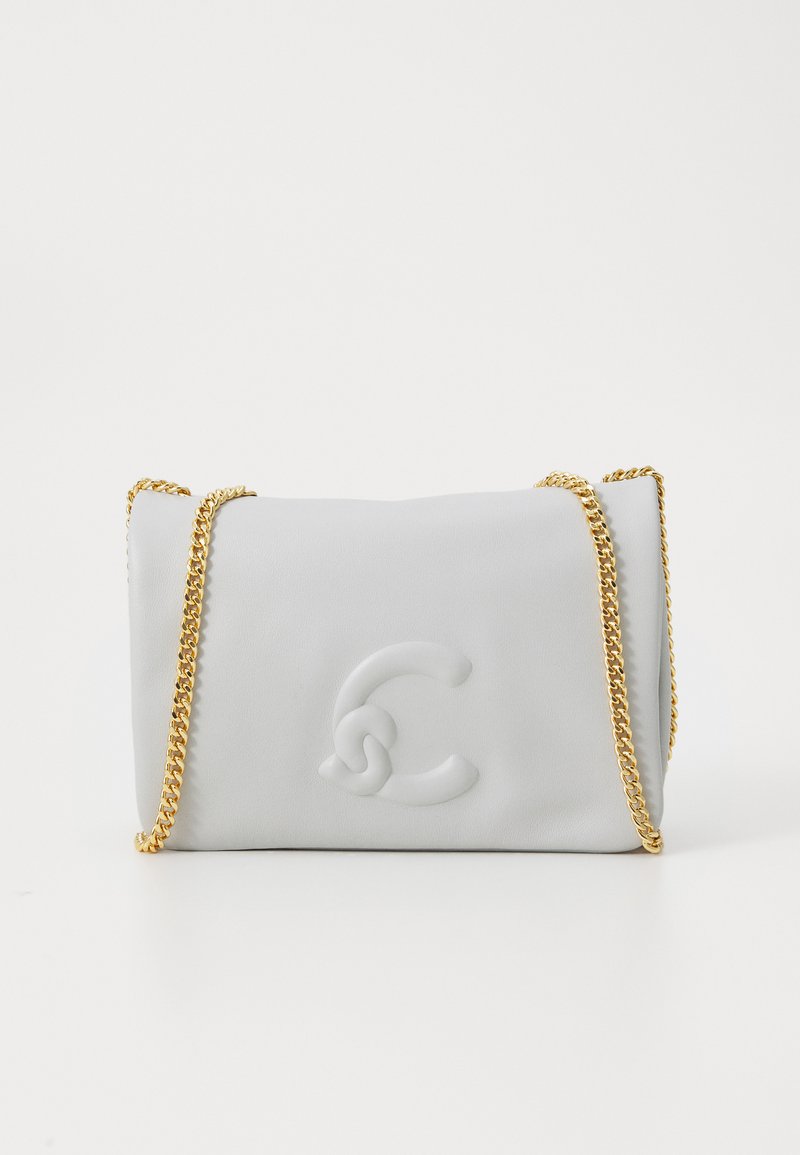 Borsa a tracolla in pelle bianca con logo in rilievo, patta pieghevole e tracolla in oro. Il design è compatto e strutturato, con una texture liscia.