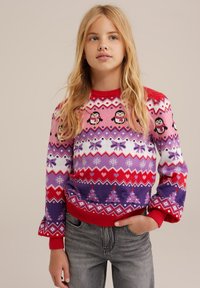 Pletena pulover z roza, rdečo in vijolično vzorcem, ki vsebuje pingvine, srčke in snežinke. Rdeči rebrasti manšeti in rob; sproščen kroj.