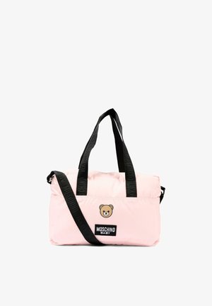 Lichtroze babytas met zwarte handvatten en verstelbare riem, met een klein teddybeer gezichtje en een "Moschino Baby" label aan de voorkant.