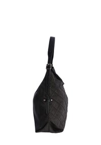 Bolso tote negro acolchado con una correa de cuero lisa y hebilla, que presenta una forma espaciosa y una textura sutil.