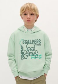 Felpa con cappuccio verde menta in cotone, con una grafica di teschio e ossa incrociate in verde scuro, con dettagli in azzurro chiaro e bianco.