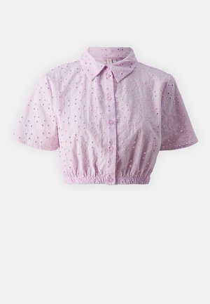 Ljuslila kortärmad skjorta med knäppning, korta ärmar och broderade ögonfickor. Elastisk midja nedtill.