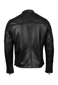 Svart läderjacka med en åtsittande design, texturerad yta, vadderade detaljer på axlar och ärmar samt dragkedjeärmar. Bakvy visas.