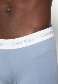 Calvin Klein Underwear LOW RISE TRUNK STRETCH 3 PACK - Cuecas boxer - purple/sea tropic/seashore