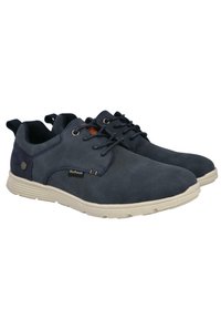 Zapatos de cordones azul marino con una textura suave, suela blanca y acento naranja en contraste en la lengüeta; presenta una etiqueta de marca en el costado.