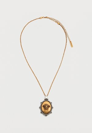 Gouden ketting met ovale medaillonhanger met een Medusa-hoofd, omlijst door een gedraaide zilveren rand, met verstelbare sluiting en merketiket.