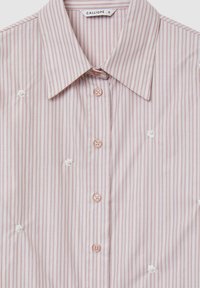 Camicia a righe button-up di un rosa chiaro con dettagli bianchi, caratterizzata da decorazioni simili a perle e un classico design del colletto.