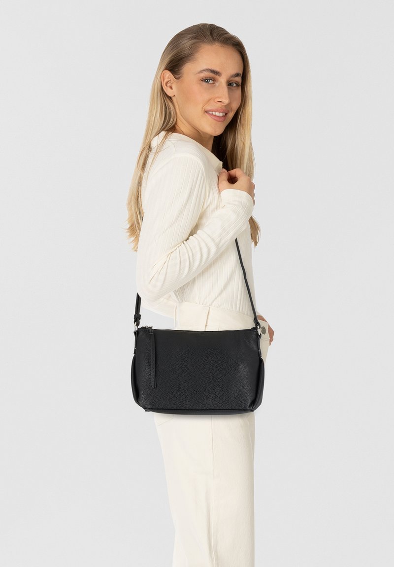 Bolso de hombro de cuero negro con acabado texturizado, bolsillo con cremallera, correa ajustable y forma rectangular compacta.