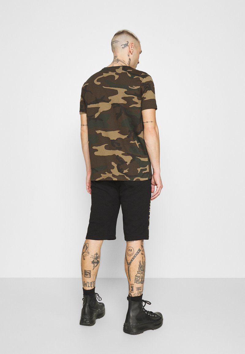 Herren Trainingsanzüge | Alpha Industries BASIC FOIL PRINT Jogginghose black/yellow gold/schwarz - GC74757 Herren Trainingsanzüge | Alpha Industries BASIC FOIL PRINT Jogginghose black/yellow gold/schwarz - GC74757