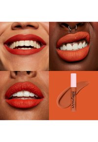 Matte flytande läppstift i djup orange, visat på läpparna med en slät textur. Inkluderar förpackning med ett rosa lock och ett swatch av samma nyans.