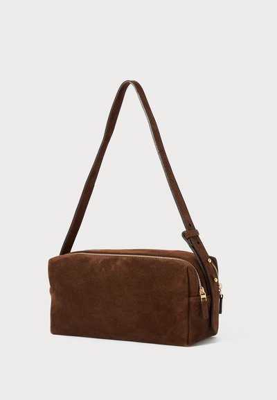 Borsa a spalla in suede marrone con forma rettangolare, chiusura con zip e tracolla regolabile. Presenta dettagli in hardware dorato. Texture liscia.