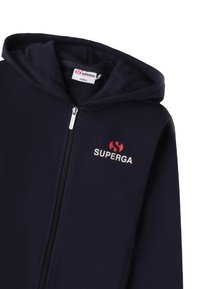 Sudadera con capucha azul marino hecha de una tela suave, con cremallera frontal y un pequeño logotipo rojo y blanco. Incluye un amplio bolsillo frontal.