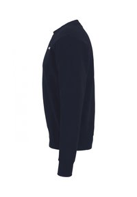 Granatowa bluza w klasycznym wzorze, wykonana z miękkiej bawełny, z okrągłym dekoltem i długimi rękawami wykończonymi ściągaczami.