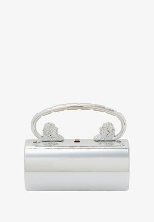 Ezüst fém kézitáska henger alakban, oroszlánfej fogantyúval, sima, tükröződő felülettel és részletes kidolgozással.