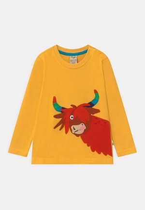 Gelbes Langarmshirt für Kleinkinder mit buntem Highland-Rinder-Applikation, das rote Haare und mehrfarbige Hörner auf der Vorderseite zeigt.