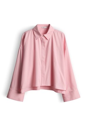 Chemise rose à manches longues avec col, coupe décontractée et ourlet légèrement court, fabriquée dans un tissu lisse et léger.