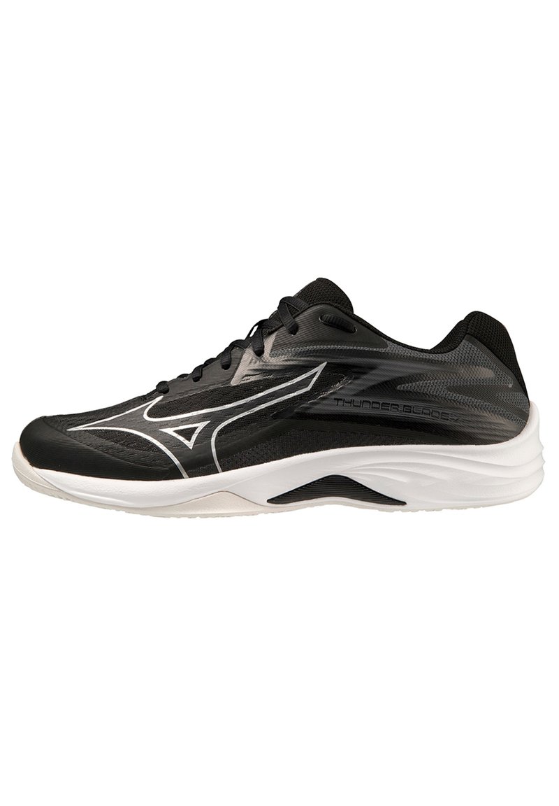 Zapatilla deportiva negra con upper transpirable, que presenta un diseño en forma de ola, acentos blancos, suela acolchada y materiales texturizados para un mejor agarre.
