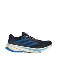 Zapatilla de running en malla azul marino con acentos en azul claro, que presenta un diseño aerodinámico y una suela blanca acolchada para mayor comodidad.