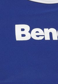 Blaues Sportoberteil mit weißem "Bene"-Schriftzug. Glatter, strukturierter Stoff mit Rundhalsausschnitt und einfarbigem Design.