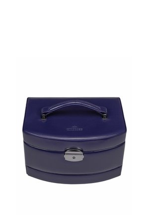 Boîte à bijoux en cuir bleu foncé avec poignée sur le dessus et fermoir argenté à l'avant, fermée et posée sur fond blanc.