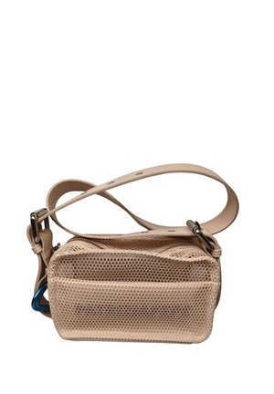 Borsa a tracolla beige con tracolla larga, parte frontale coperta da tessuto a rete e dettagli in metallo, incluso un fermaglio blu sul lato.