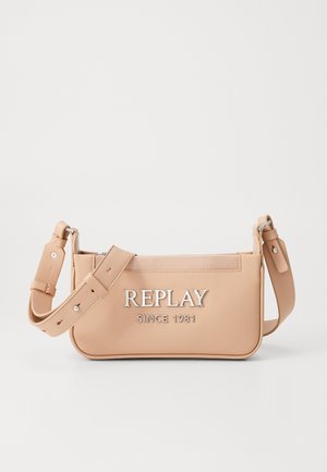 Svijetložuti torbica napravljena od sintetičkog materijala, sadrži srebrni natpis "REPLAY SINCE 1981," podesivu traku i glatku teksturu.