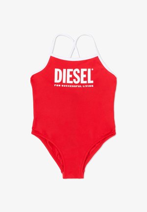 Czerwony jednoczęściowy kostium kąpielowy z białymi skrzyżowanymi ramiączkami oraz białym napisem "DIESEL FOR SUCCESSFUL LIVING" na środku klatki piersiowej.