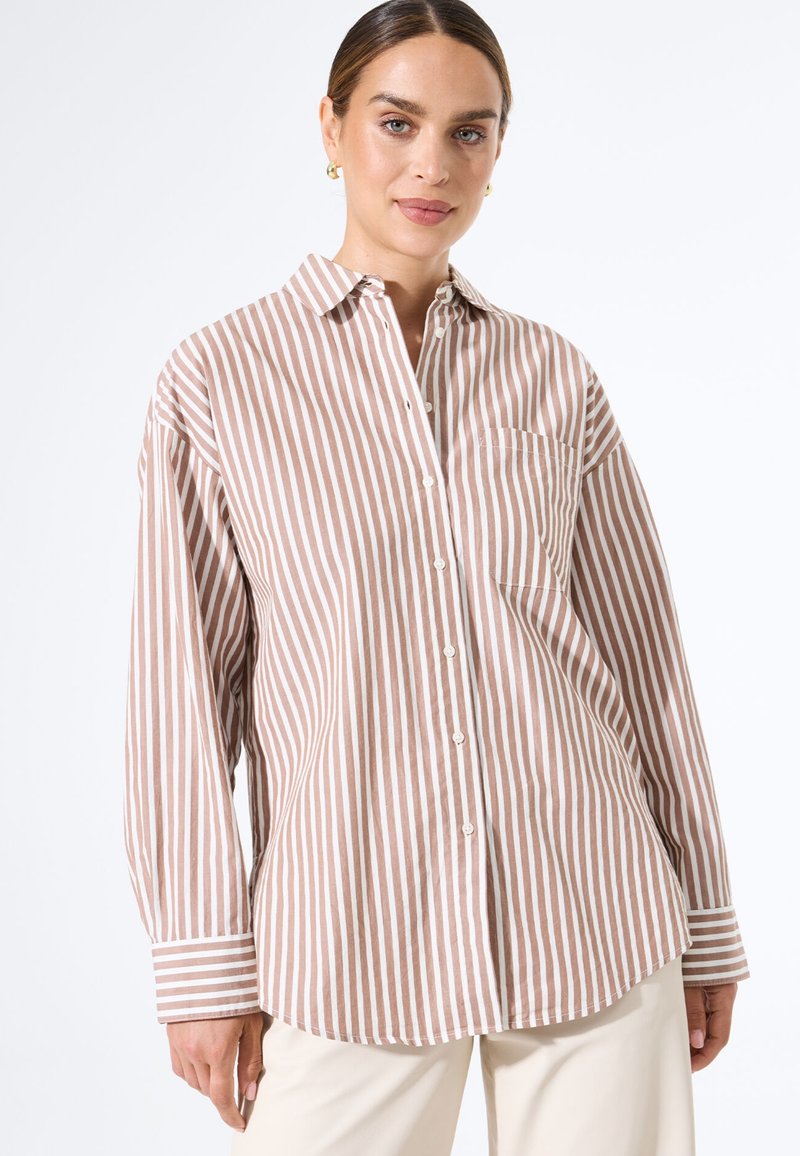 Lange mouwen shirt in lichtbruin met witte strepen, met een knoopsluiting aan de voorkant, een enkele borstzak en contrasterende gestreepte manchetten.