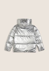 Giacca a vento argentata con cappuccio, caratterizzata da sezioni trapuntate orizzontali e una texture liscia e lucida. Vista posteriore che mostra i dettagli delle maniche e del colletto.