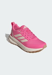 Roze hardloopschoen met een ademend mesh bovenwerk, drie witte strepen en een gestructureerde zool voor grip. Voorzien van een gevoerde kraag en tong.