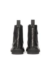 Bottes cheville en cuir noir avec semelles épaisses et détails de chaînes argentées courant verticalement le long de l'arrière de chaque botte.