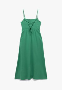 Vestido midi sin mangas de color verde con tirantes tipo espagueti, que presenta un detalle entrecruzado en el pecho y una cintura atada. Tela suave y lisa.