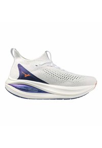 Baskets blanches de sport avec une tige en maille respirante, des accents violets et orange, une semelle rembourrée et un design léger et épuré.