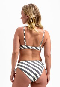 Pruhovaný bikiny set v šedých a krémových horizontálních pruzích, nastavitelné ramínka a šňůrkové detaily na spodní části plavek. Hladký povrch.