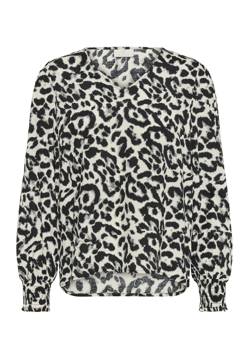 Blouse à manches longues imprimé léopard noir et blanc avec col en V et poignets froncés sur fond blanc uni.