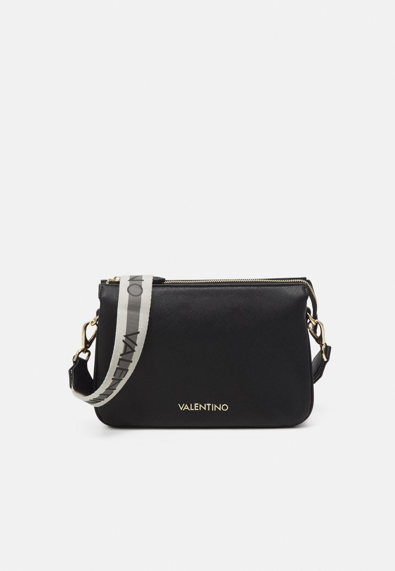 Svart läder crossbody-väska med texturerad yta, guld detaljer och ett randigt tygband med "VALENTINO"-logotyp. Dragkedjestängning.