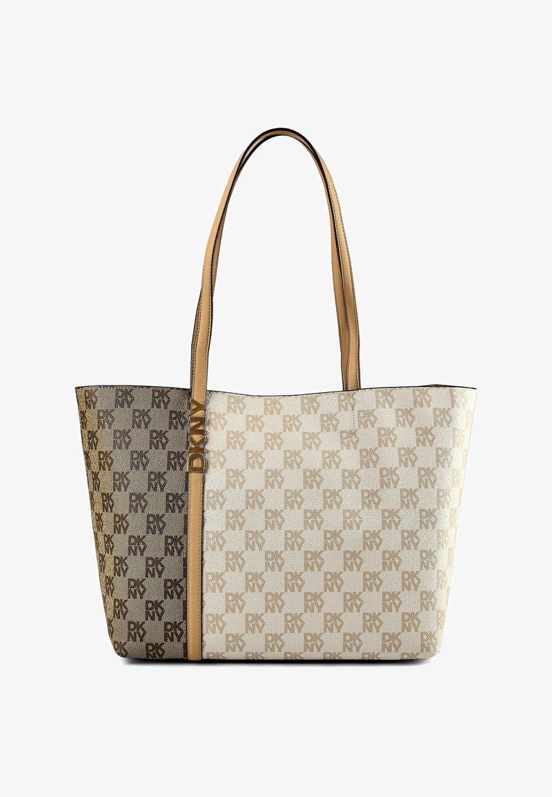 Sac cabas à carreaux beige et marron avec motif logo DKNY, poignées en cuir marron clair et breloque décorative DKNY dorée sur la sangle.