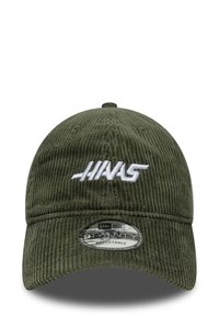 Oliwkowa, kordurowa czapka baseballowa z zakrzywionym daszkiem, ozdobiona białym haftowanym logo "HINAS" oraz regulowanym paskiem z tyłu.