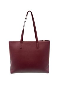 Borsa a tracolla in pelle bordeaux con lunghe cinghie sulle spalle e chiusura con zip superiore, mostrata su uno sfondo bianco.